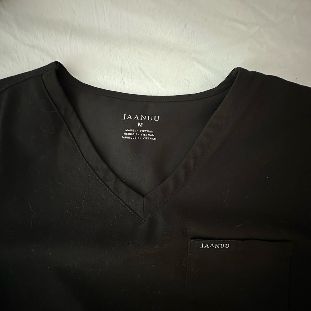 Jaanuu Rhena Essentials 1 - Pocket Scrub Top - Picture 2 of 3